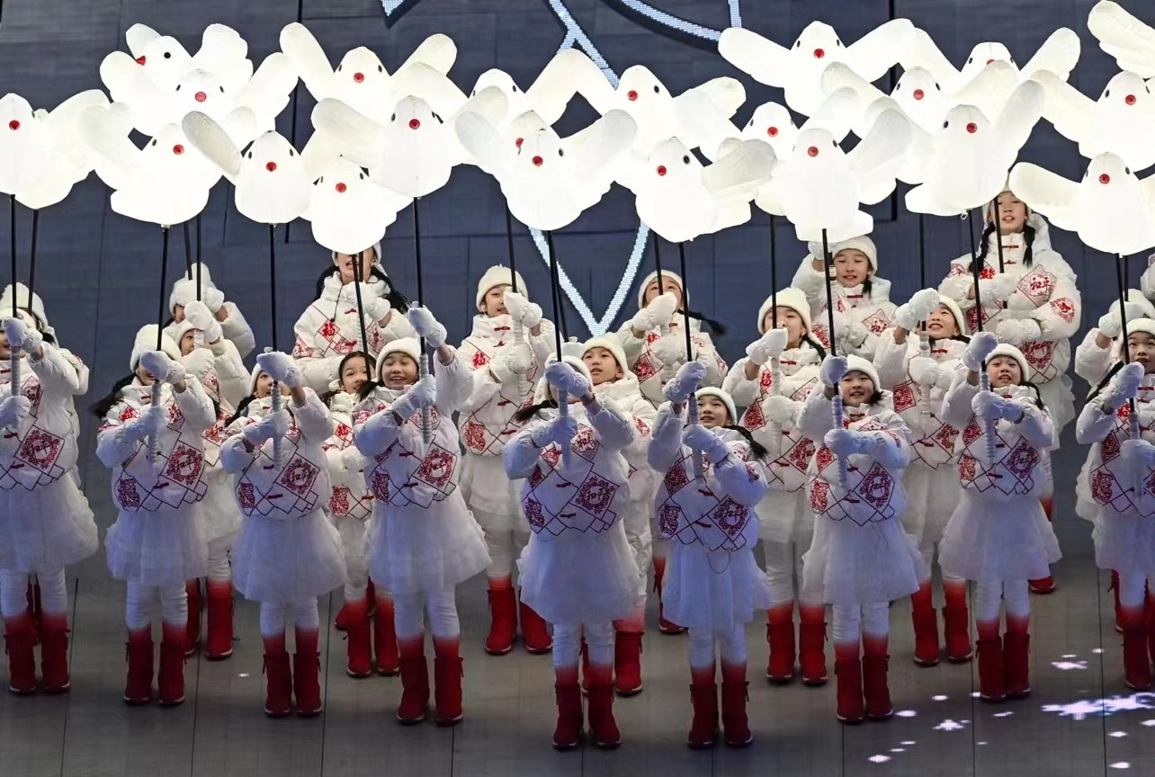 上万张设计图换来五组冬奥开幕式服装！《华丽志》专访设计师陈鹏