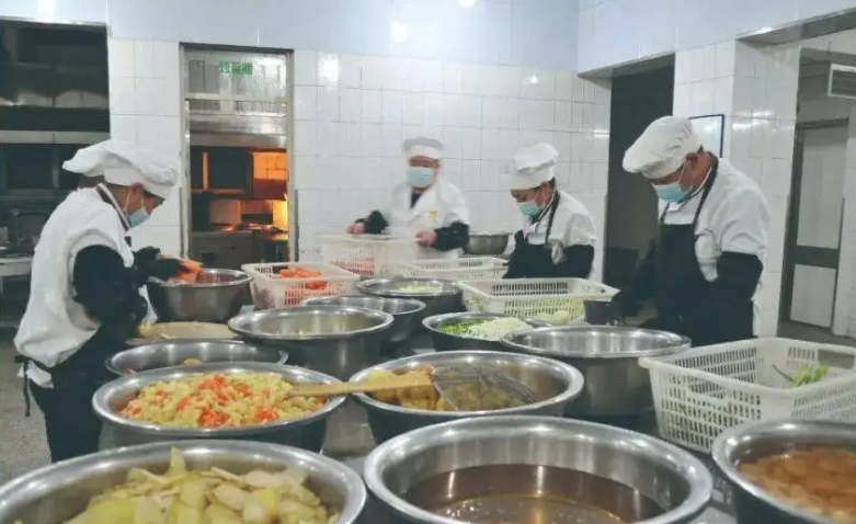 吉林白医专封校，校领导给学生买十几头活猪，各专业学生调侃走红