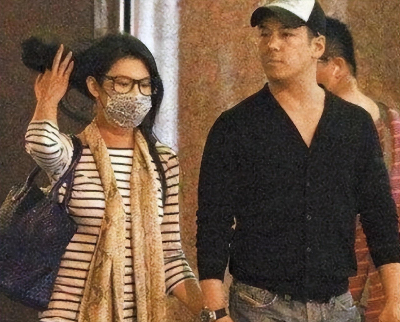 17岁梧桐妹低调庆生，晒自拍越长越像亲爸爸，与狗合影身边无亲人