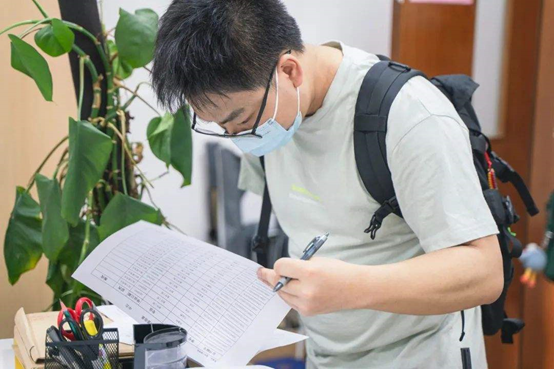 “六边形战士”独臂硕士黄超，高质量写代码，用大脑转速弥补手速