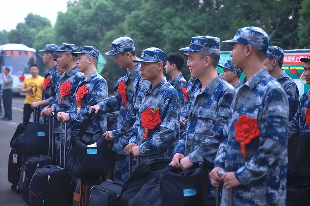 2022征兵传来好消息，达到条件的大学生，有望实现“带编入伍”