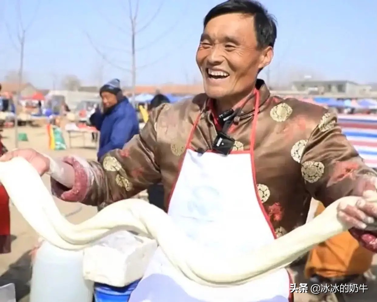 还记得周饼伦吗？热度散去，他又回到了现实，继续做他的小生意