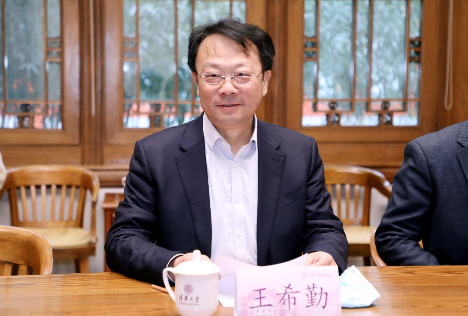 清华大学新校长上任，网友的评论如出一辙：能否阻止人才流向海外