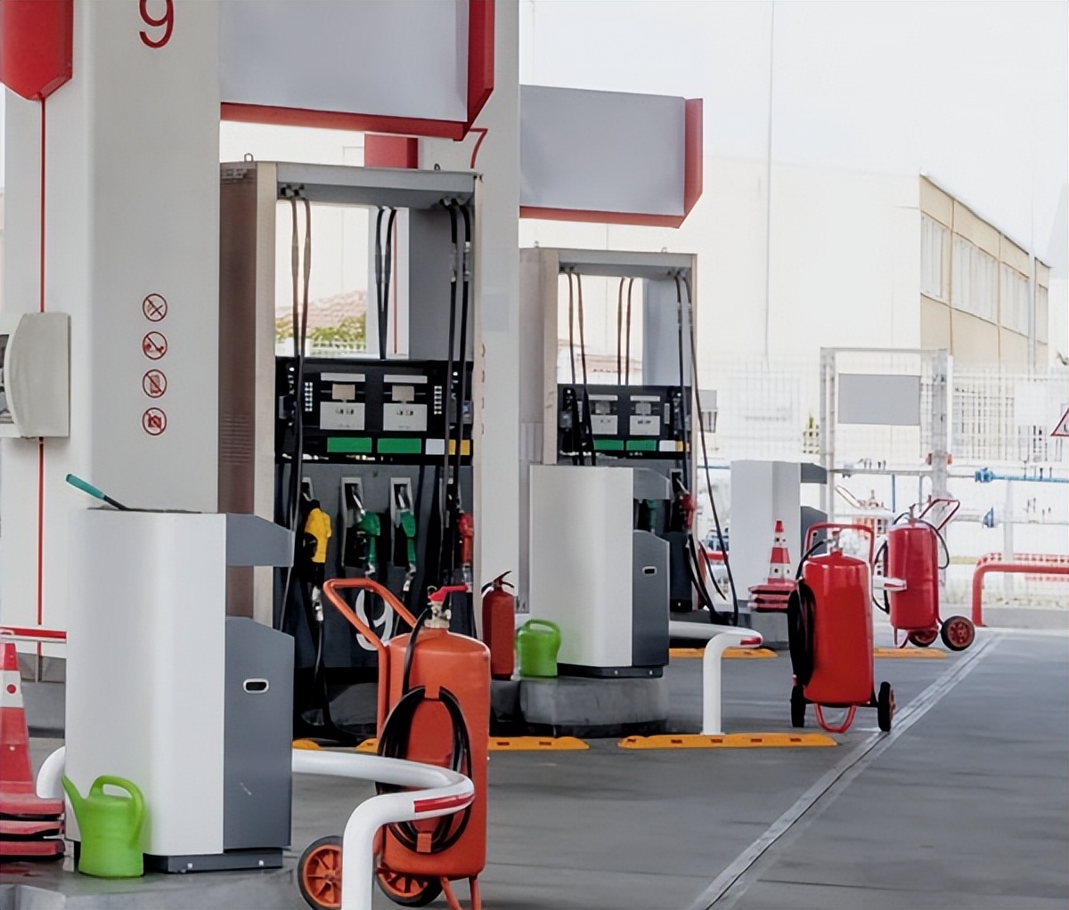 智慧加油站首次面世在加油站管理上给了一道“妙手”