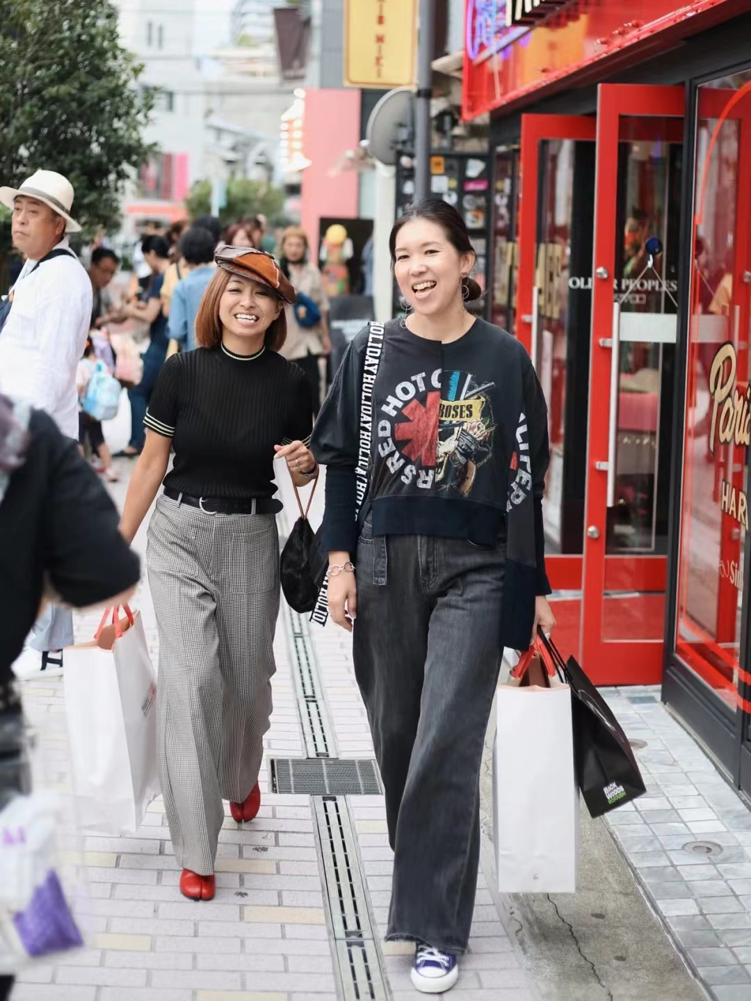 東京街頭的中老年人都這麼穿嗎？也太時髦了，氣場還挺優雅的