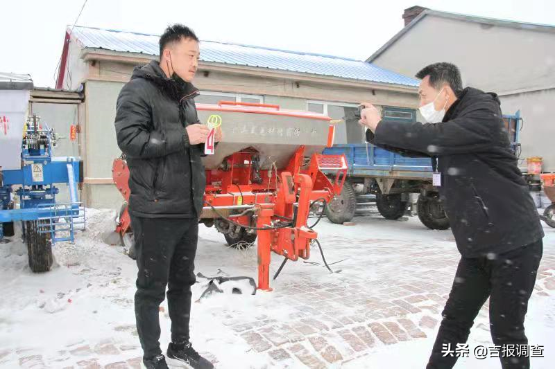 鎮(zhèn)賚縣農(nóng)機(jī)總站農(nóng)機(jī)補(bǔ)貼項(xiàng)目辦公室的工作人員新春里為農(nóng)民兄弟送服務(wù)：這些“親戚”很特別