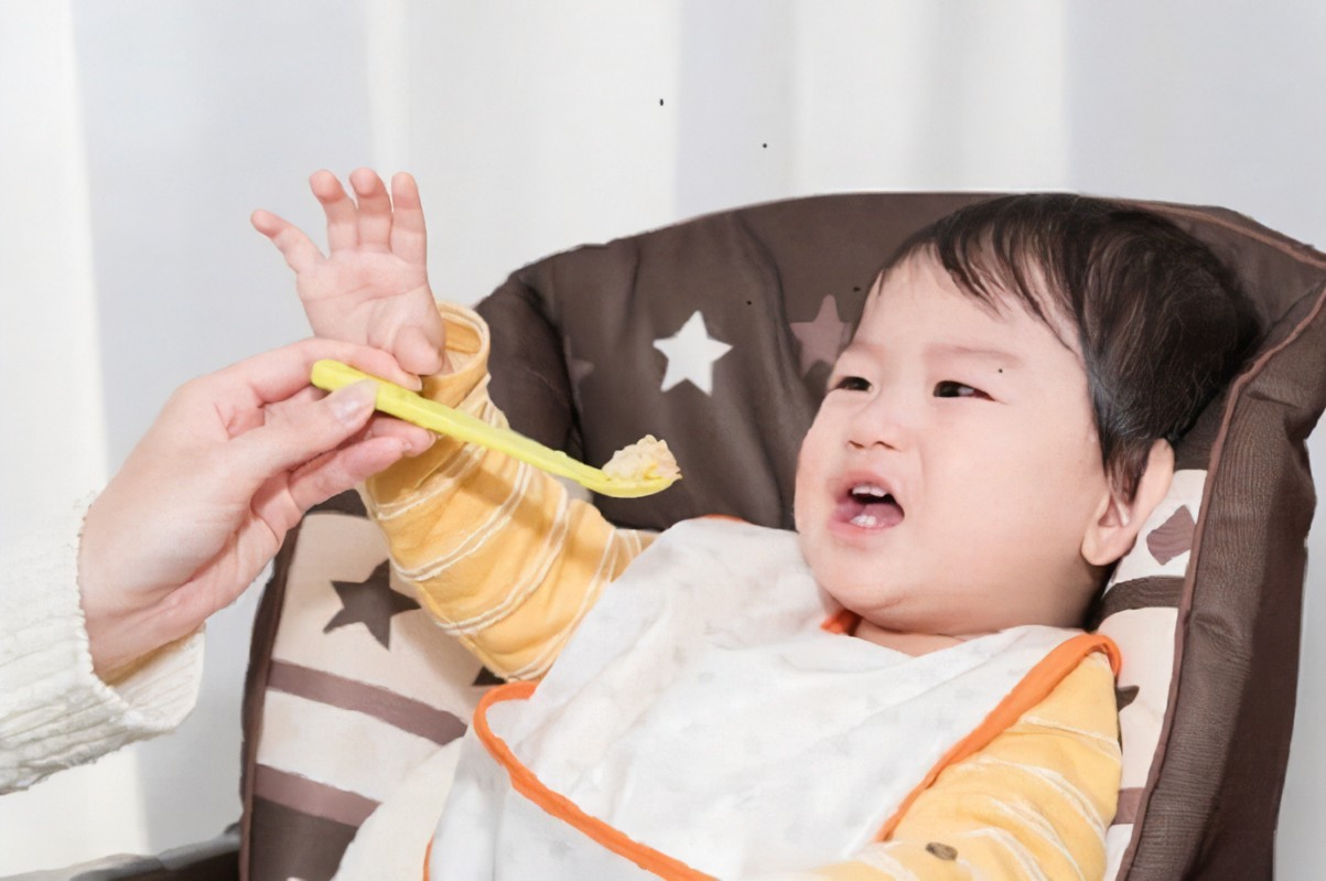 孩子添加辅食困难，并非厌食，主要是妈妈喂养错误导致