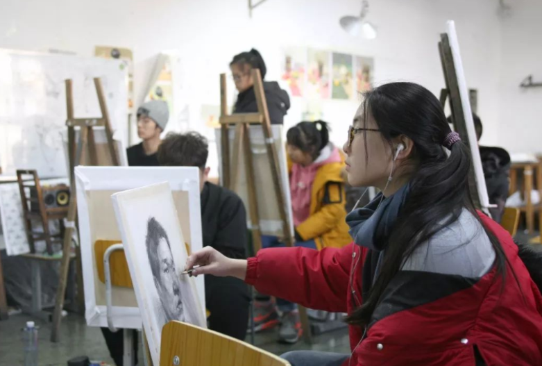 美术生大学毕业不好就业？很多人想错了，实际上发展路线很明确