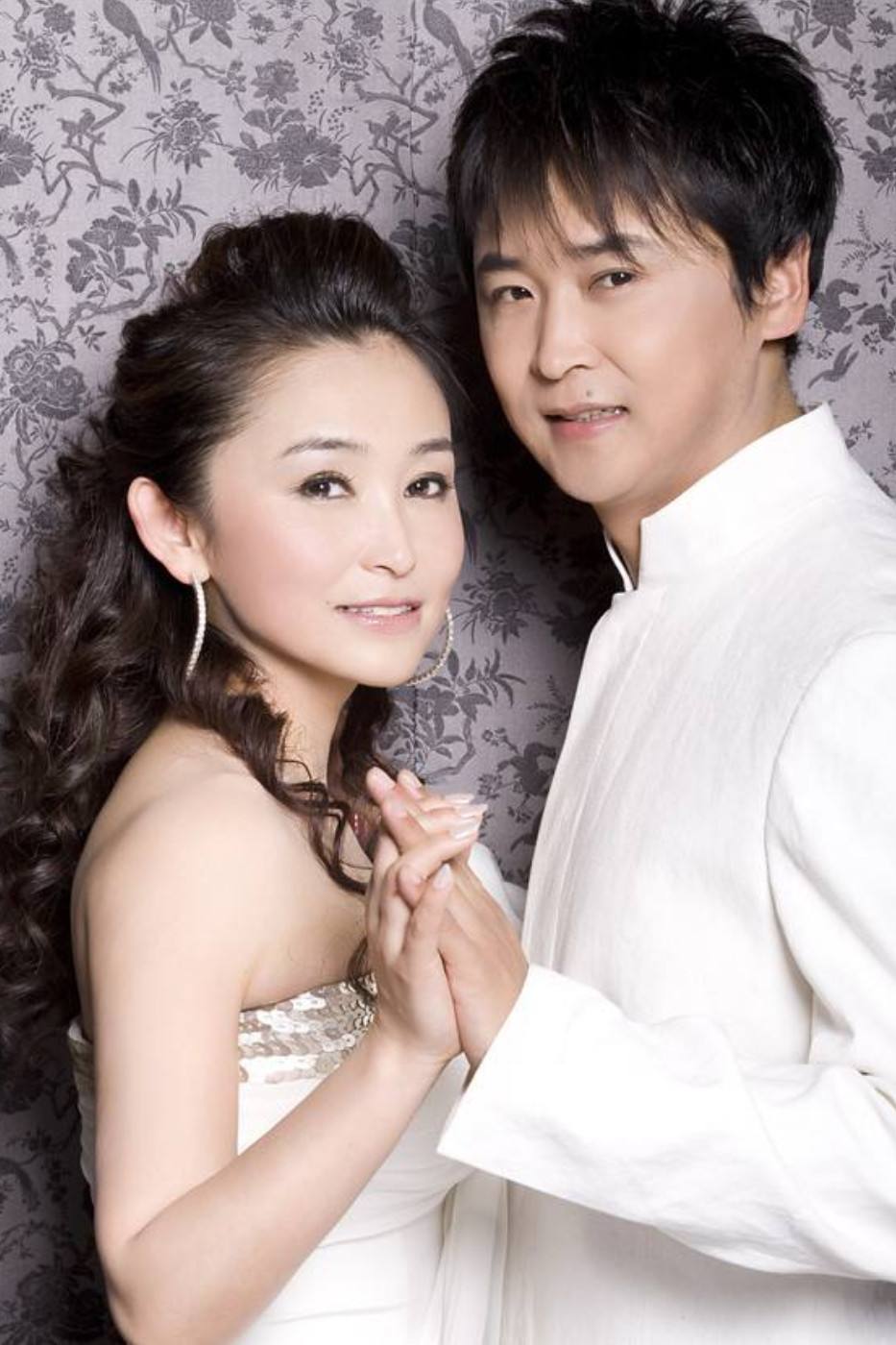 歌坛伉俪冯晓泉与曾格格：“421家庭”的幸福与烦恼