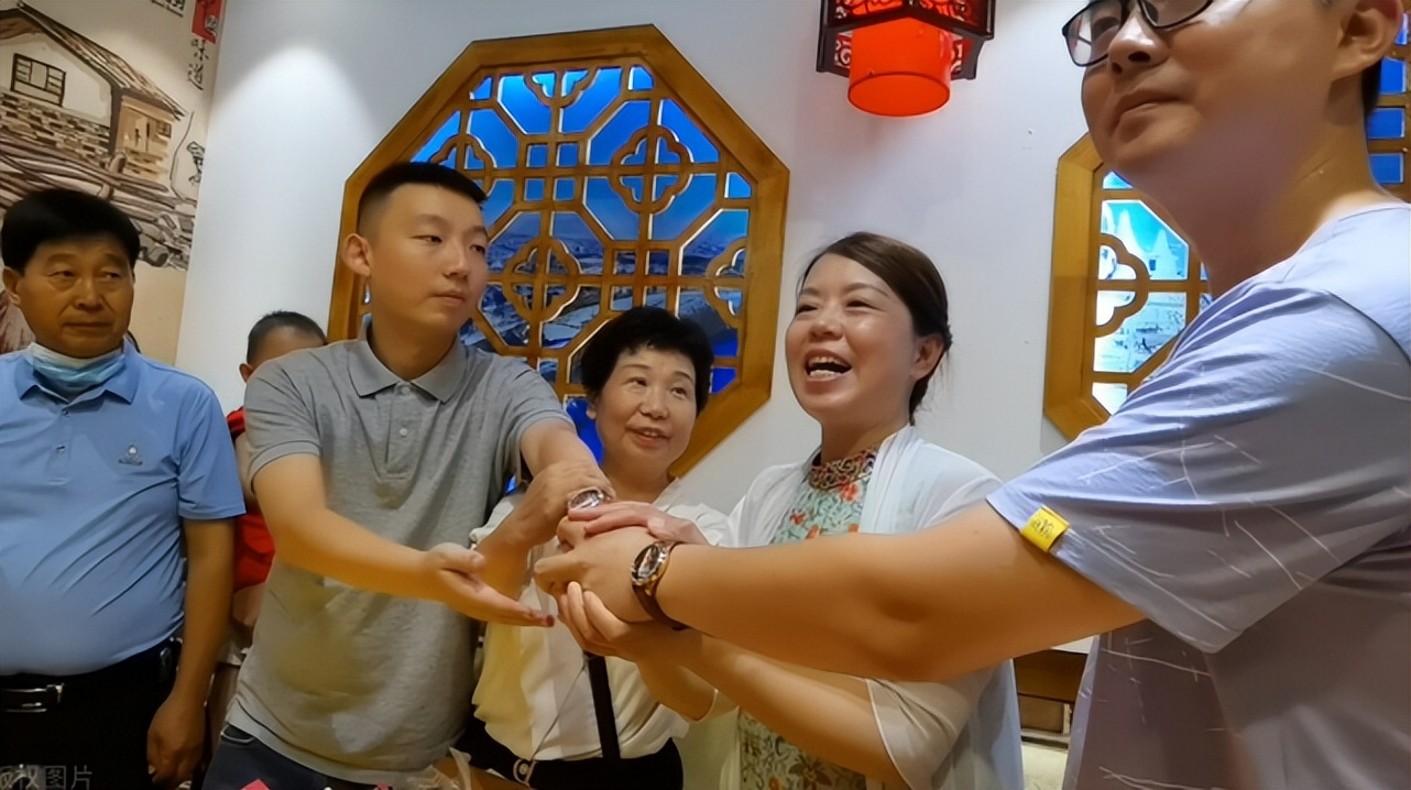 郭希宽罕见直播！怒怼黑粉质疑，重提往事证清白，网友：真能扯