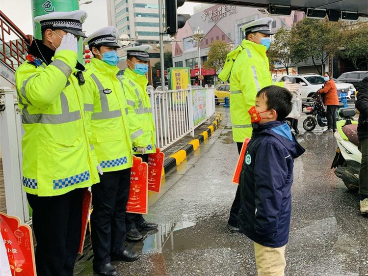 幼儿园萌娃致谢汉中交警守护自发送来新春祝福