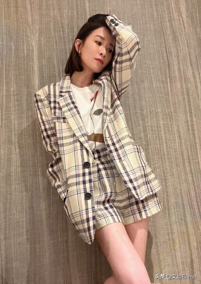 佘诗曼真是“辣妈”，穿风衣抱娃逛街很轻松，笑成眯眯眼母爱泛滥