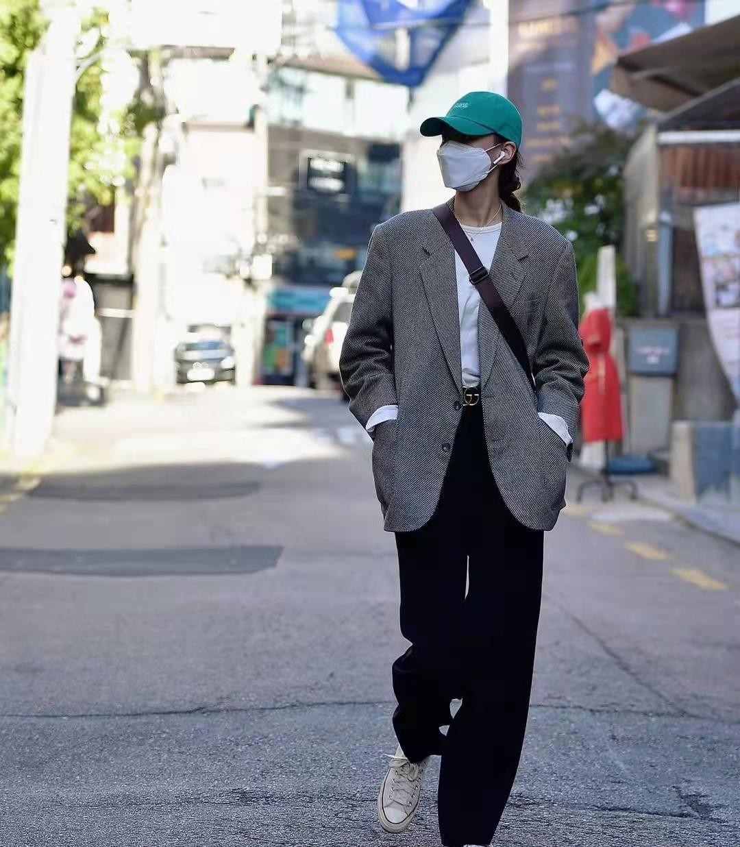 中性风的服装太帅了,韩国妹子都喜欢上了,身材矮的人穿也好看