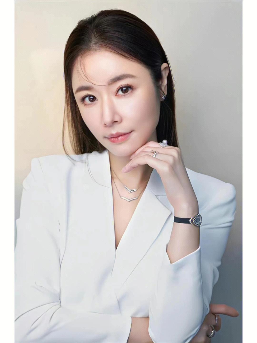 47岁林心如老到认不出!穿宽松t恤显苍老,素颜出镜似寻常大婶