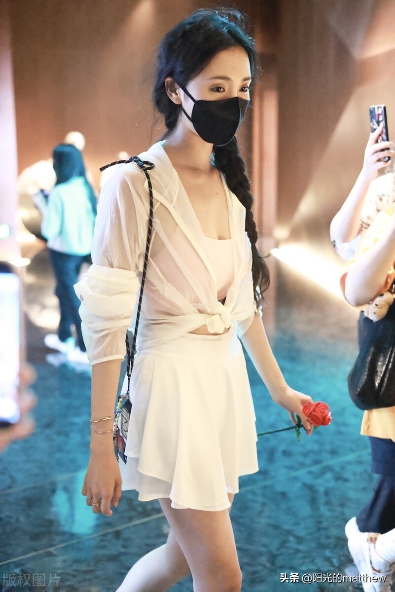 街拍：王紫璇肩挎手机斜扎麻花辫如邻家小妹