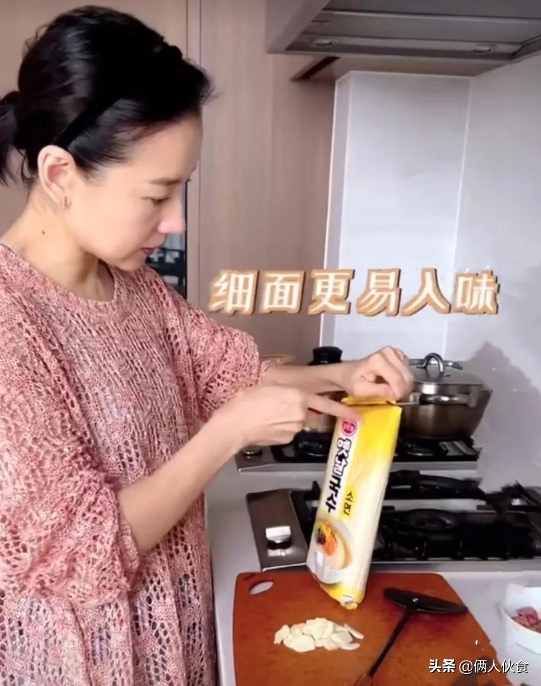 董洁晒牛肉炒面，引来5万网友点赞：耐心做饭的妈妈，样子很美