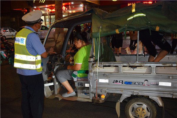 侯马市交警开展夏季夜查行动，严查酒驾超载不戴头盔