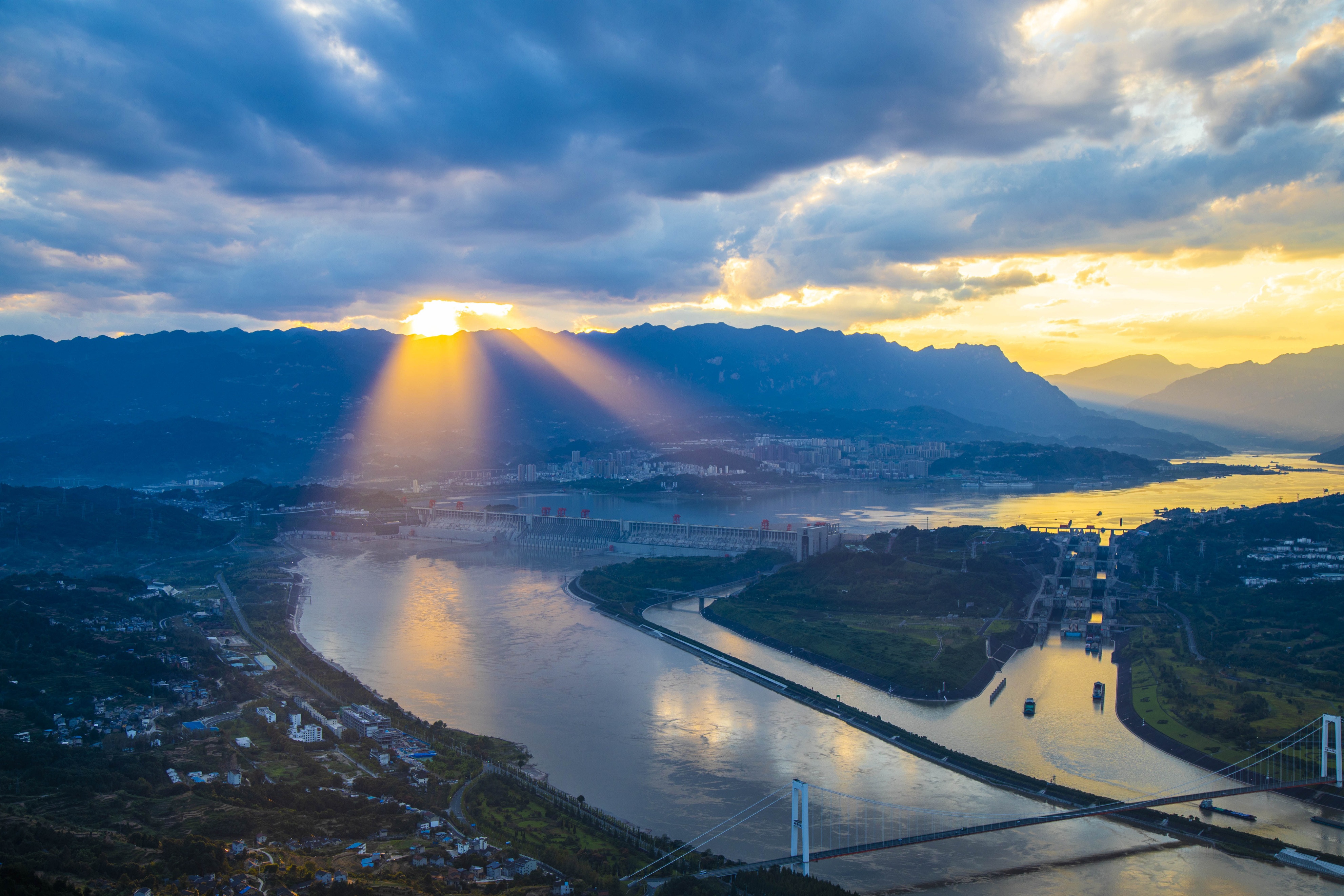 若三峡遭受“毁灭性”攻击，被炸毁后，对中国造成多大的损失？