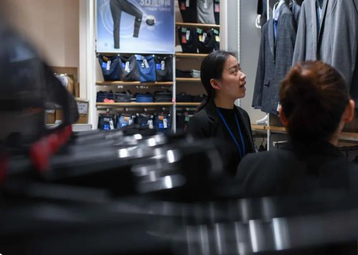 母亲精神病，弟弟脑瘫，安徽25岁女孩每天搂着弟弟睡觉，如今怎样