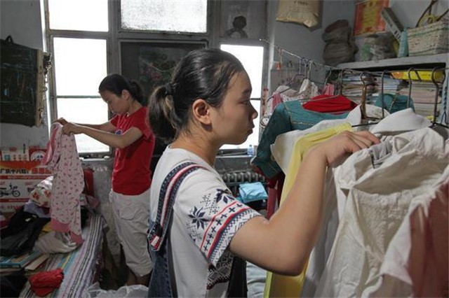 双胞胎姐妹同时考上大学，15年没买过新衣服，全穿亲友资助的旧装