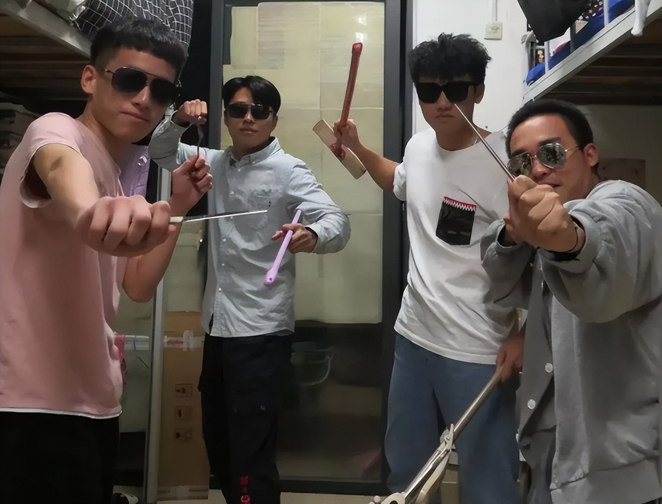 大学生宿舍装修风格走红，不接地气接“地府”，老师看后一身冷汗