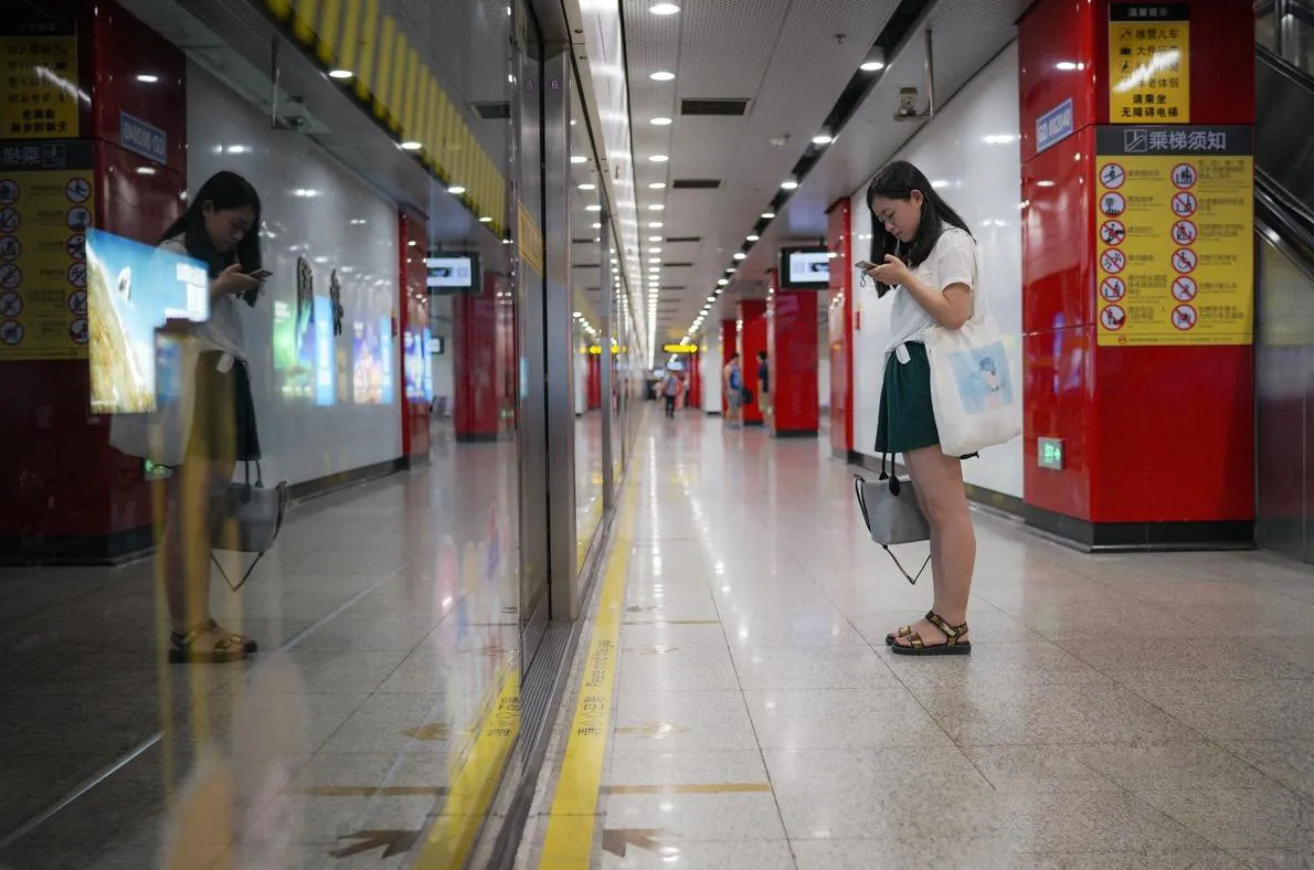 上海本科生晒“收入”，金额一言难尽，难怪那么多人想离开上海