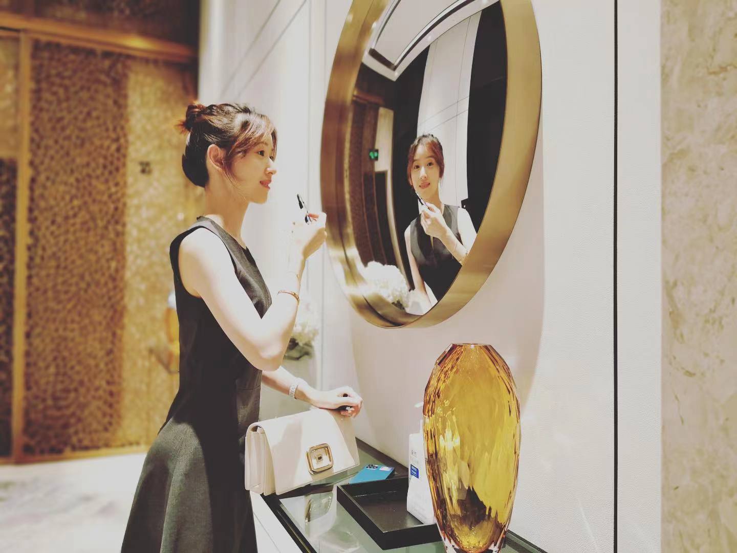 章泽天近照曝光瘦脱相，造型老土满脸疲惫，与以往状态判若两人