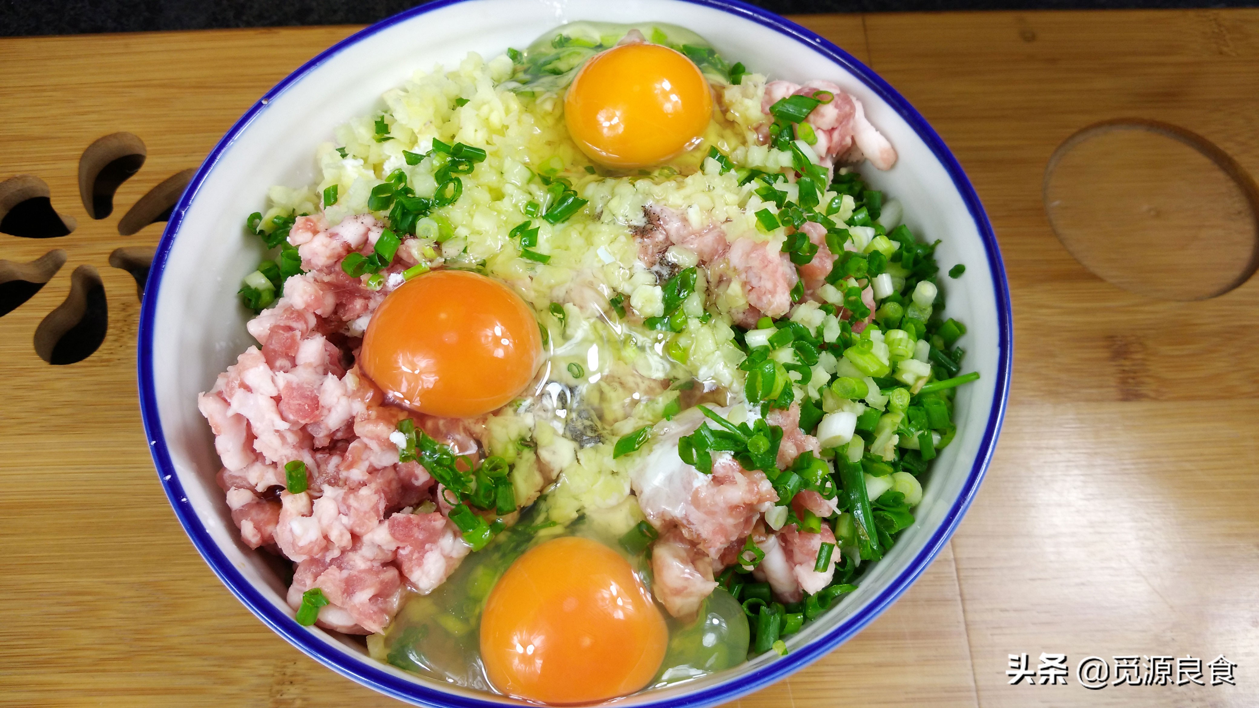 腊月二十六炸丸子，讲究“5放3不放”，肉丸子蓬松酥脆，放凉不硬