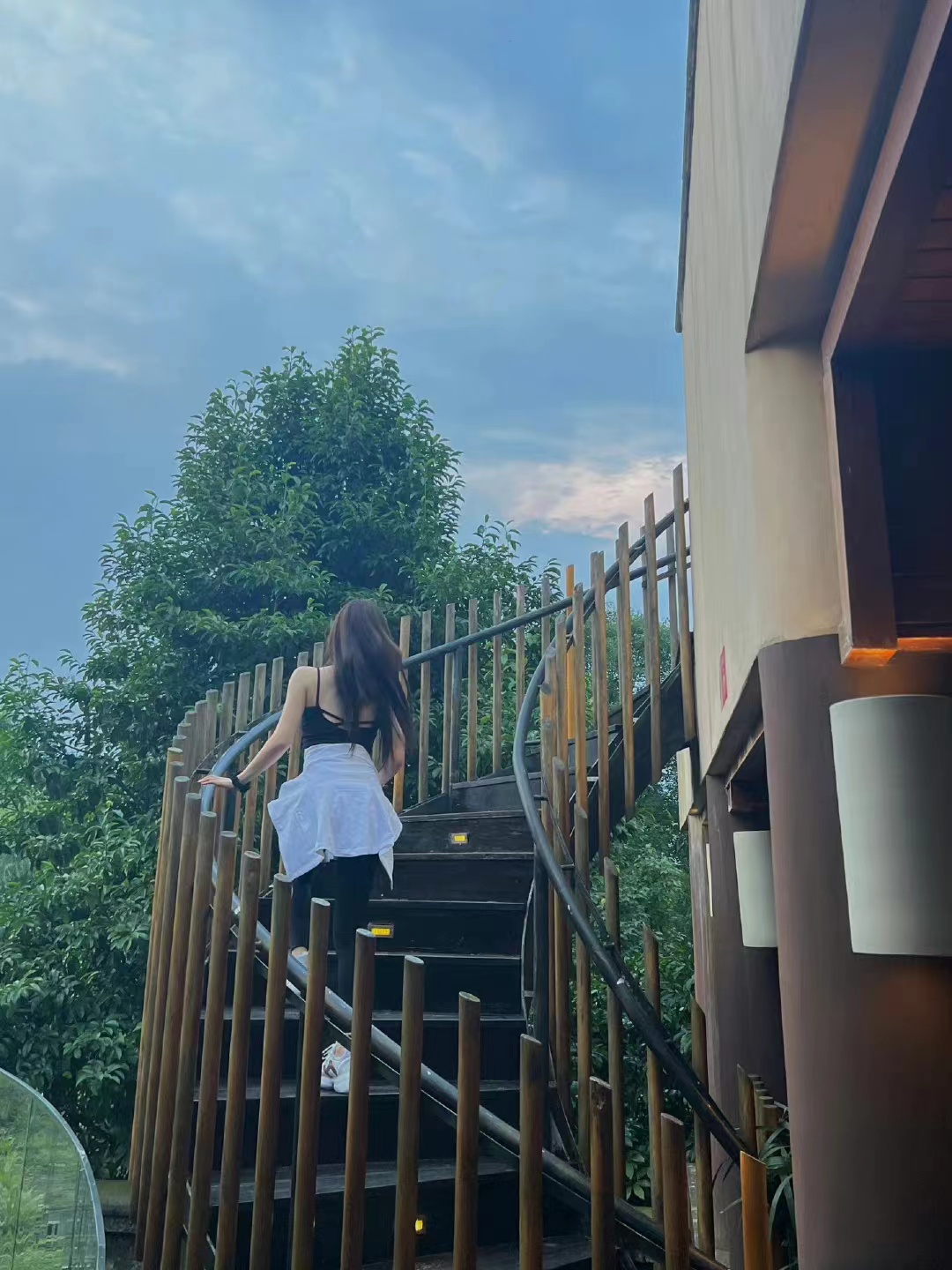 赵露思旅游私服解析，简约黑白配运动装，日常休闲又时髦