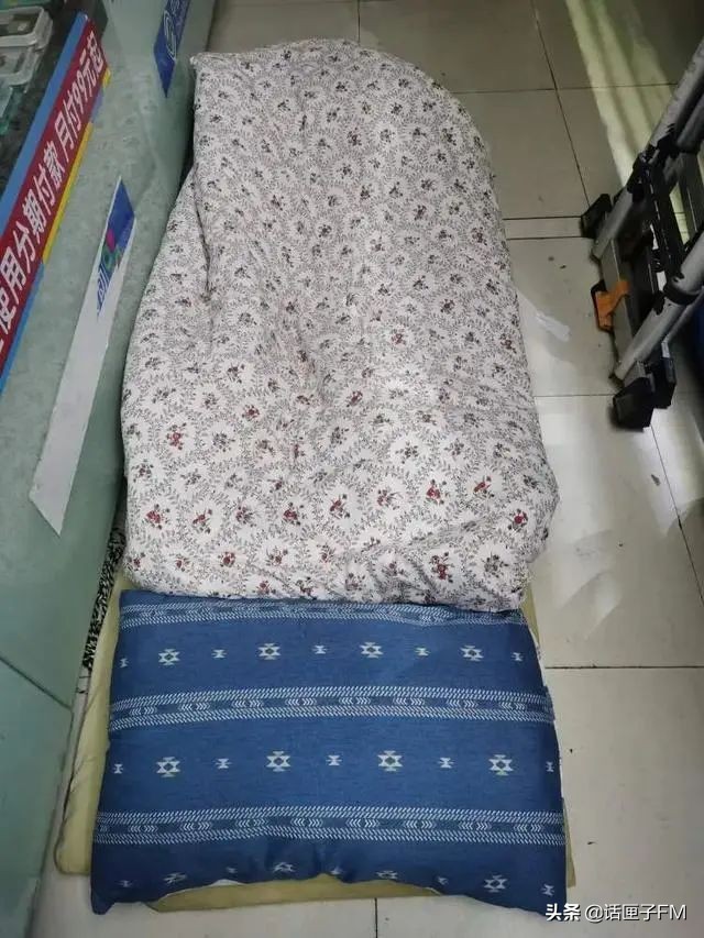 小菜场里的免费法律咨询摊儿，校园里的教授级外卖员~现在的志愿者，“卷”得漂亮