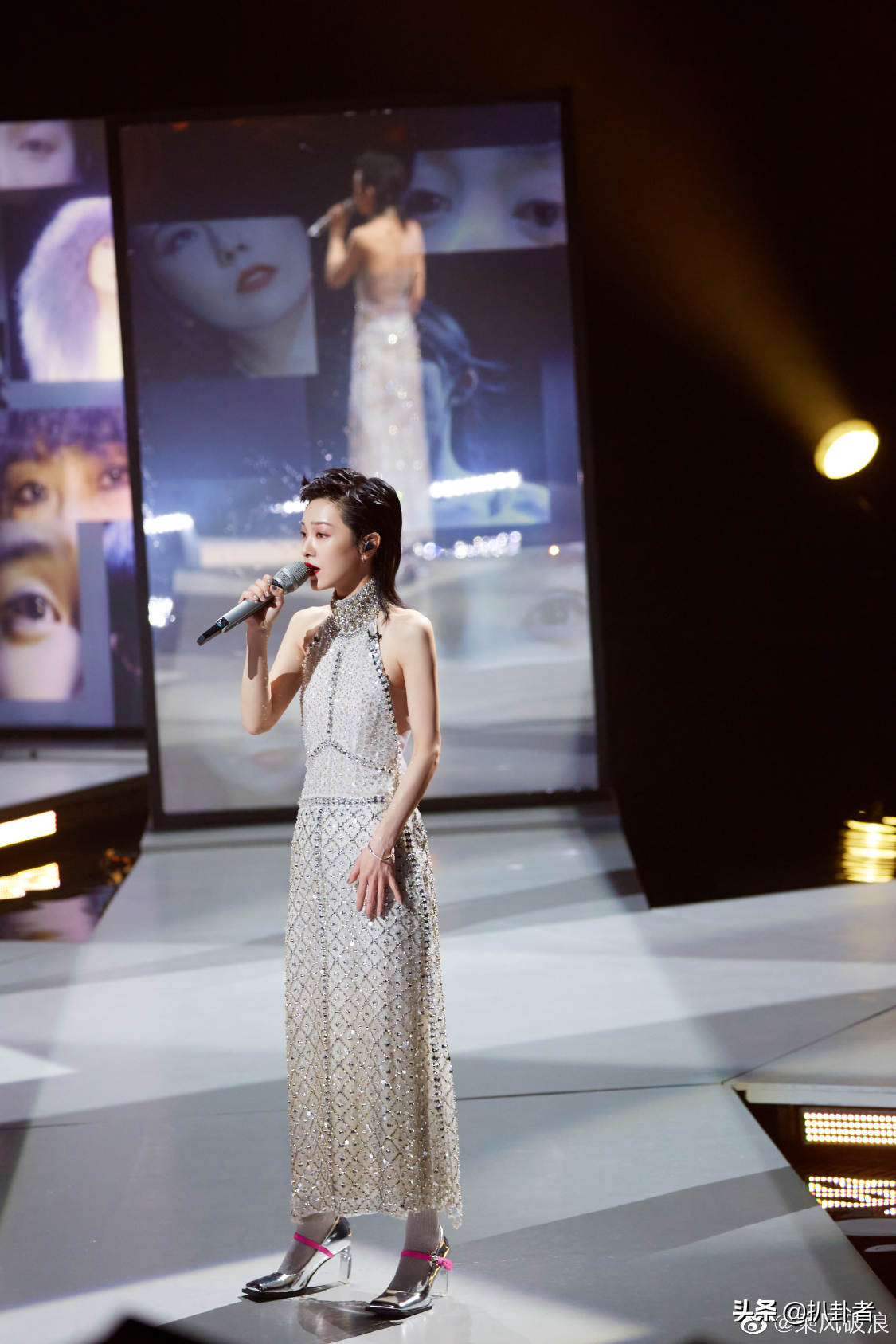 扒姐姐2公造型：那英风衣2万，王心凌穿高定，郭采洁水钻长裙6万