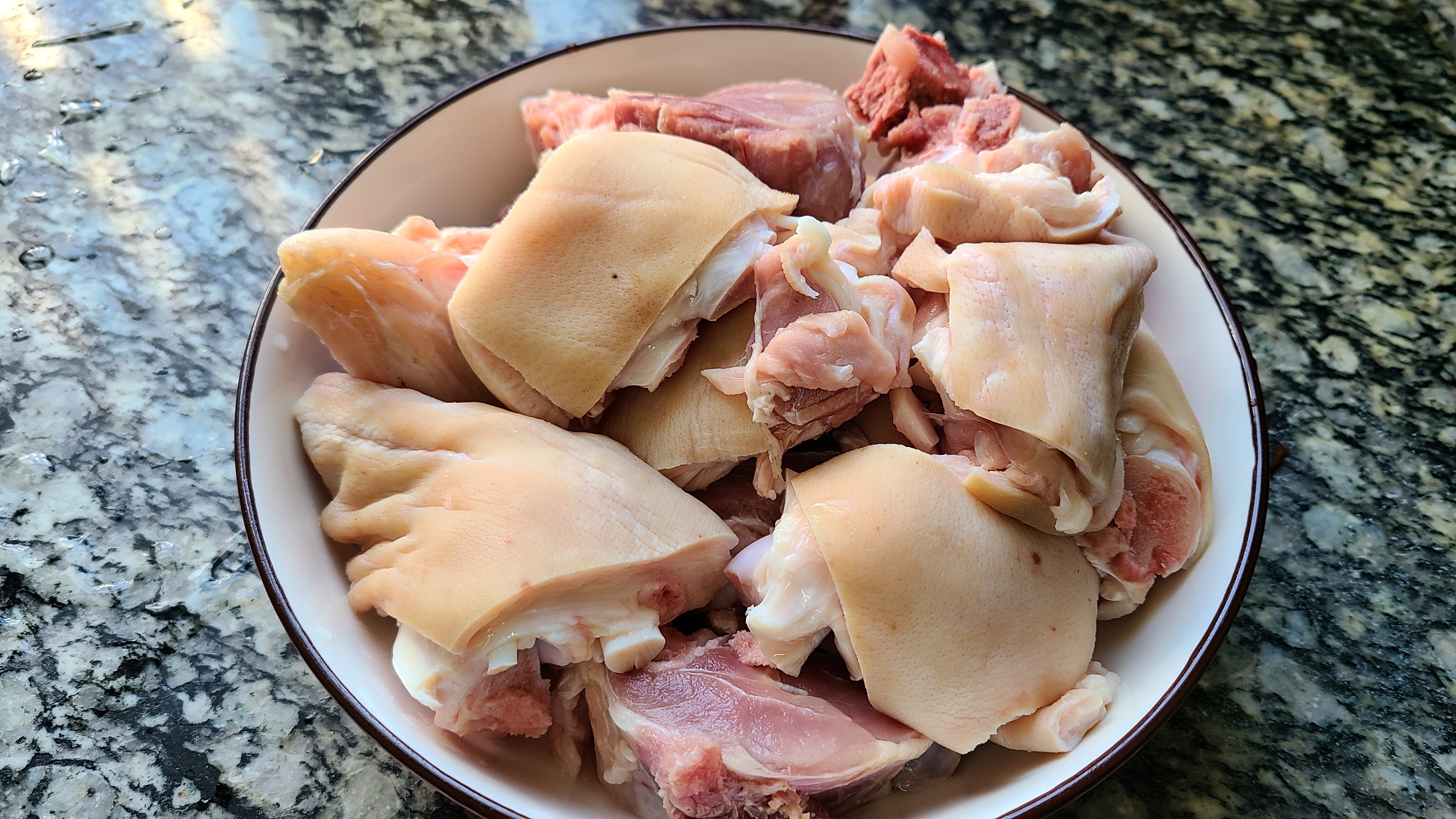 广东老厨师教的话梅猪脚，出了名的一道菜，肉烂味浓真好吃