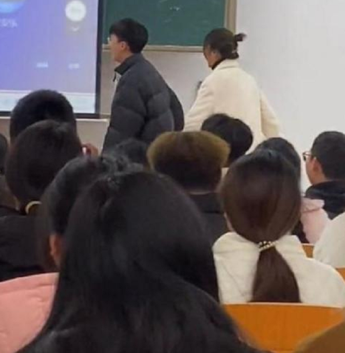 被PUA还无动于衷？高校男生多次掌掴女友，处理后续让人不敢苟同