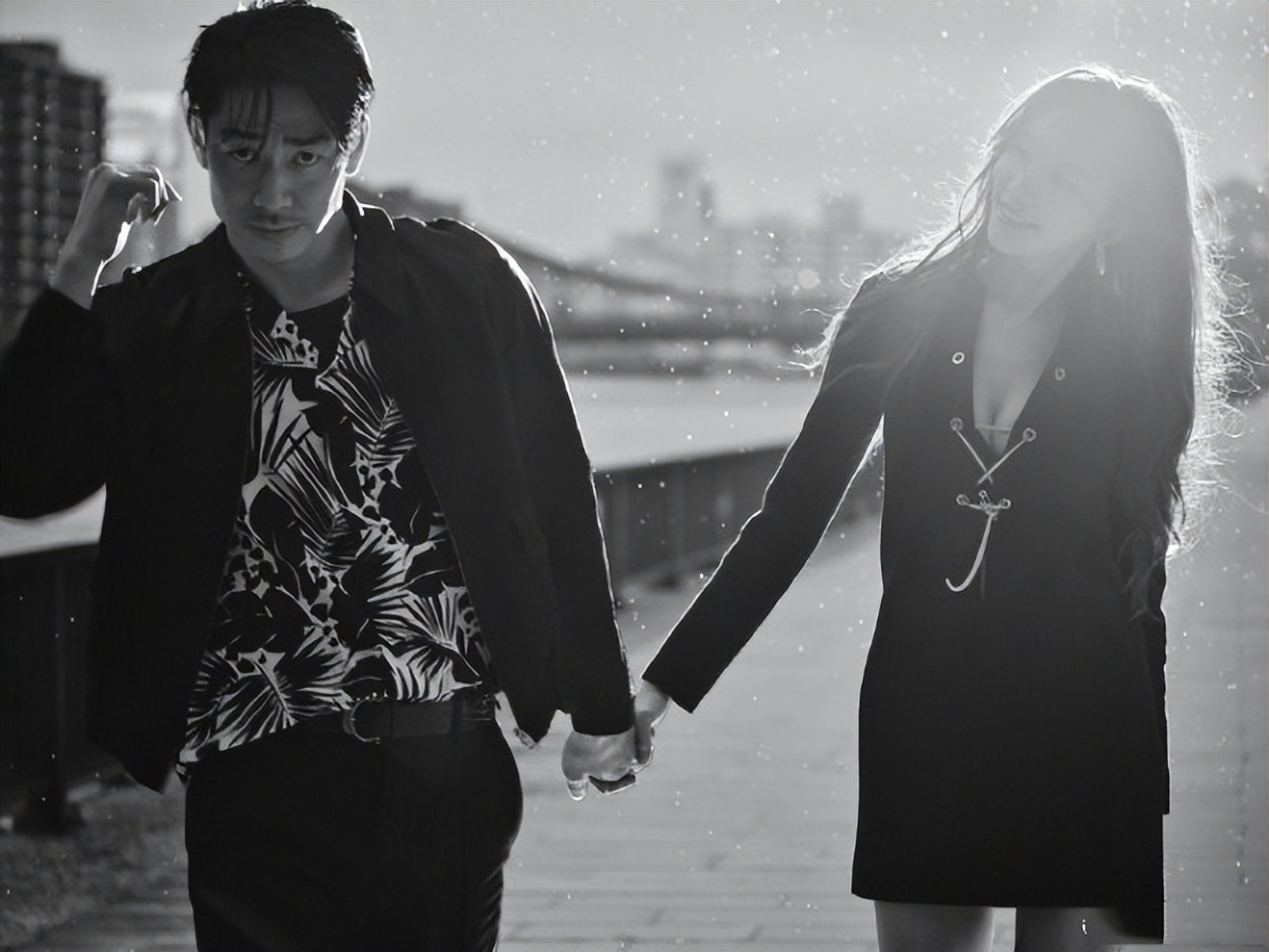 林志玲庆结婚3周年，晒一家三口牵手照秀幸福，儿子雪白皮肤抢镜