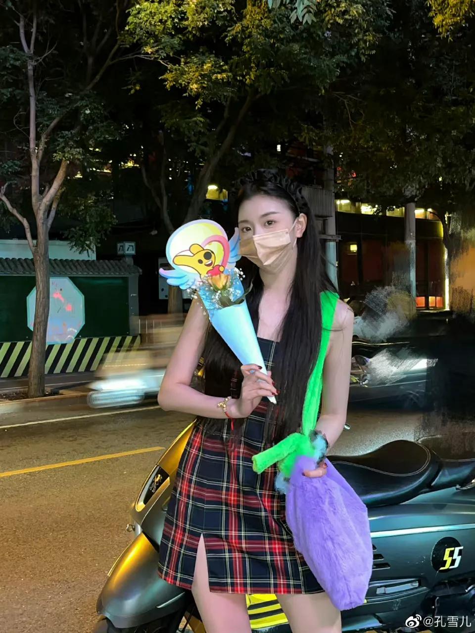 孔雪儿遛弯被送七夕鲜花