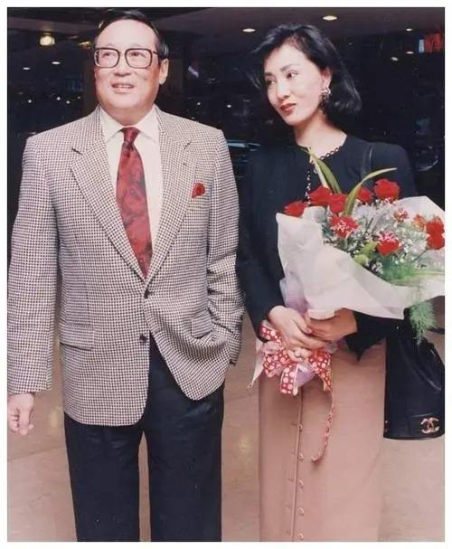 html target=_blank > b>何莉莉 /b> /a>:26