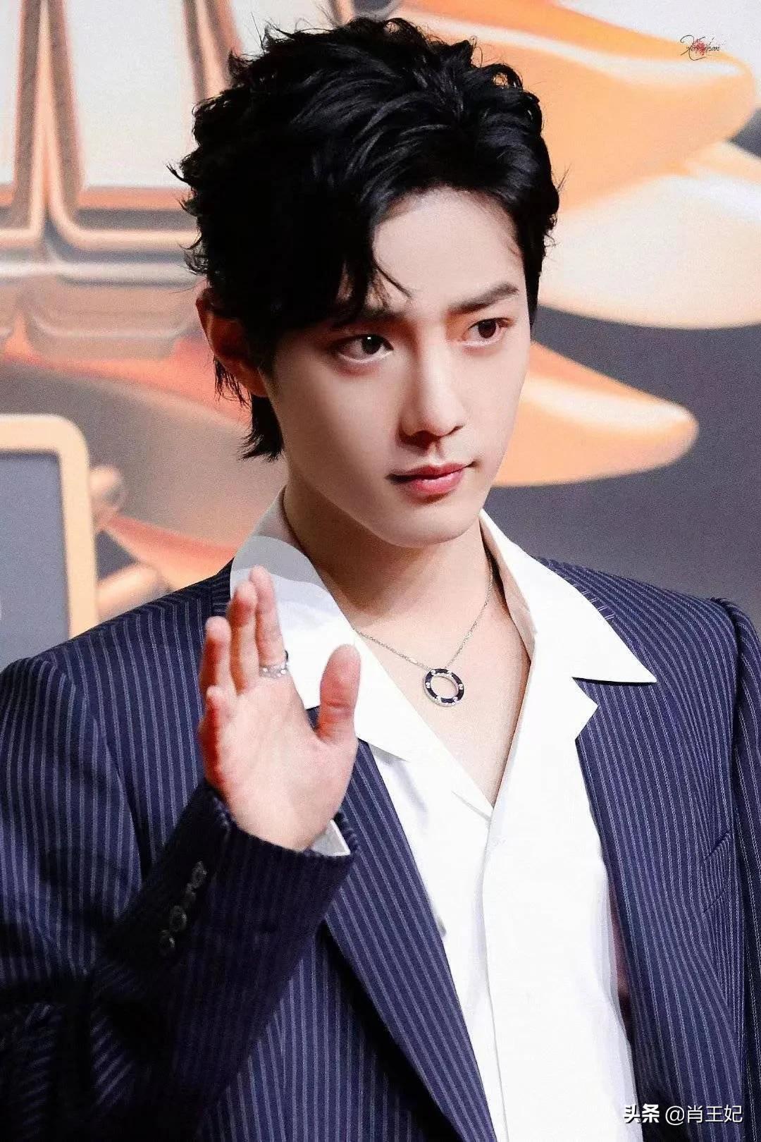 YSL代言人肖战真帅啊，简约黑色西装，俊逸潇洒姿态比夜色更迷人