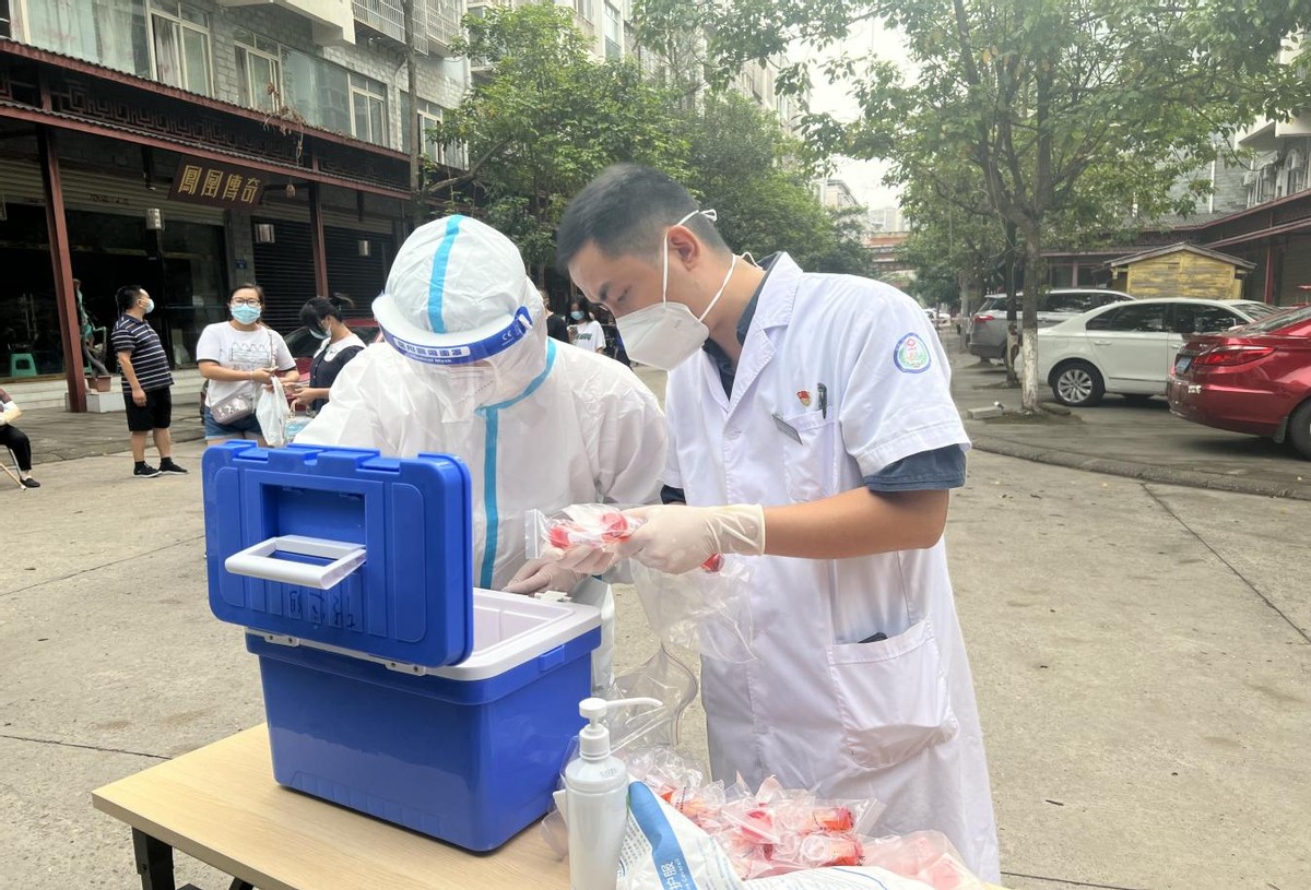 遂宁市安居区人民医院全力投入全区大规模核酸采样任务