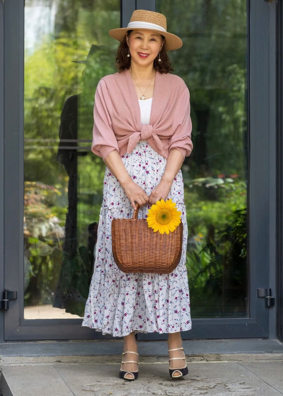 女人上了年纪多穿4种“显贵色”，优雅又有气质，一看就是洋气人