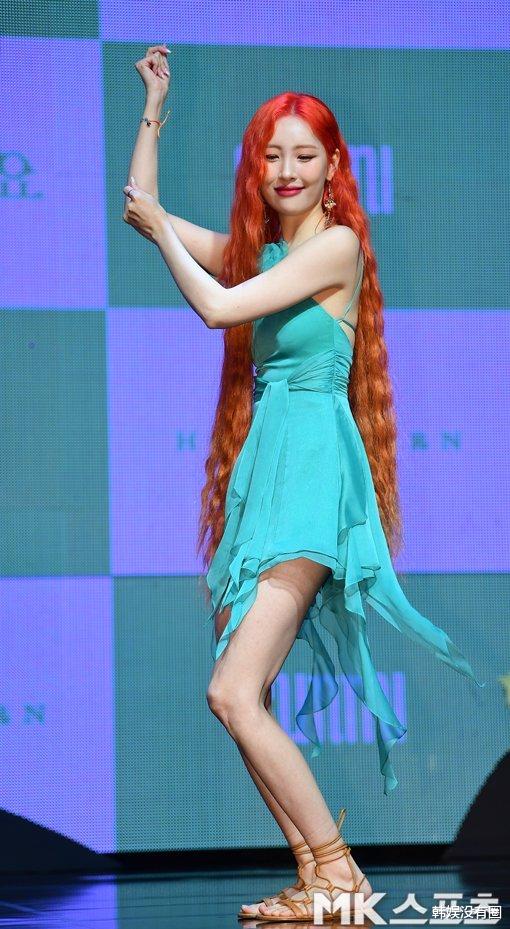 “南韩腿精”宣美回归，举办新歌推展会，大秀“人鱼美貌”