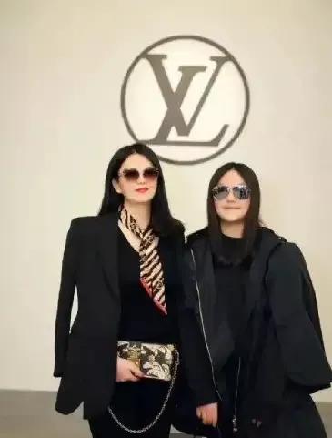 王诗龄穿短裙打高尔夫球，动作熟练有名媛范，网友直呼有钱真好