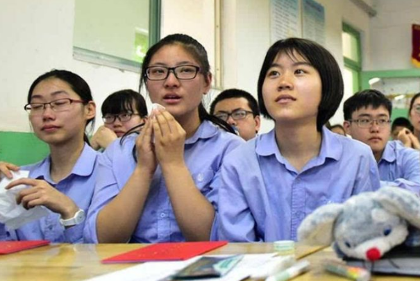 烈士子女高考享特权？可以加20分引网友不满，女孩的话霸气回击