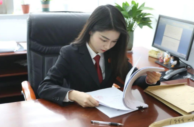 毕业多年后才醒悟，公务员和律师差距过于明显，不只是薪资待遇