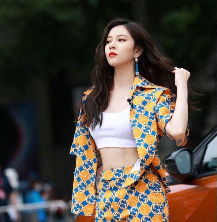 曾在JYP进出道组，后因膝盖受伤退出，参加内娱选秀圈粉无数