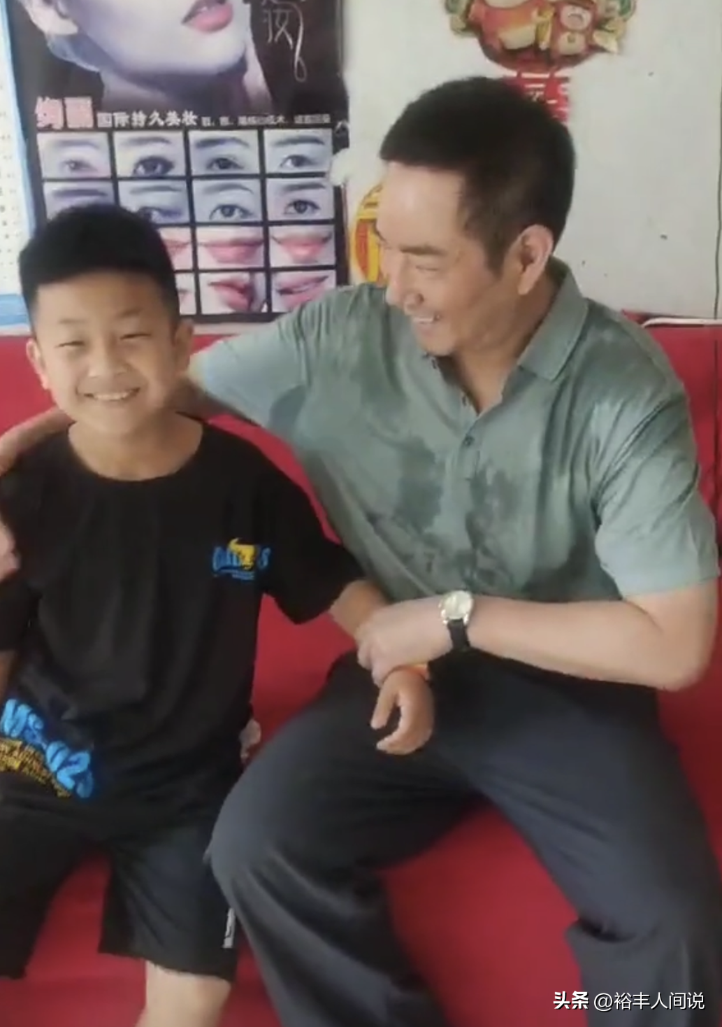 51岁姚刚现身小理发店！满脸堆笑T恤湿透，“赖”着不走蹭空调