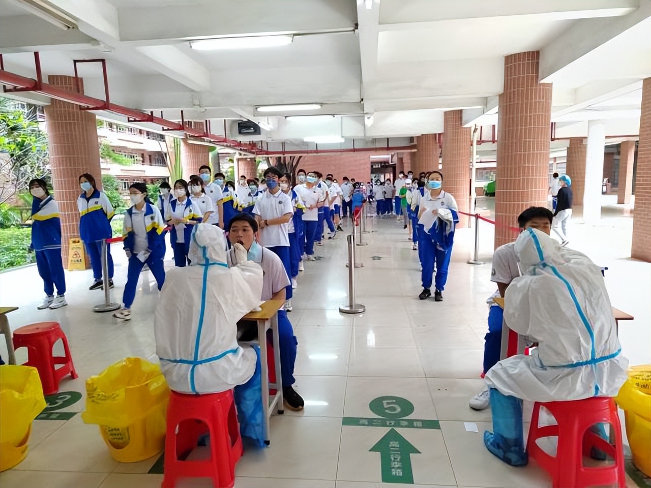 广州市真光中学组织师生回校进行核酸检测(图1)