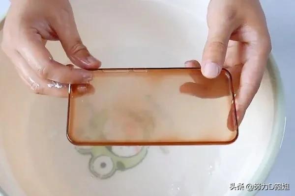 手机壳发黄别扔掉，水里一泡轻松变得亮白如新