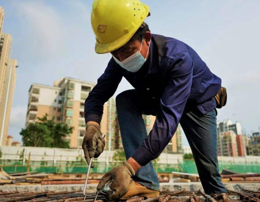 湖南小伙大二退学创业，22岁成千万富翁，23岁为她在海南卖水果