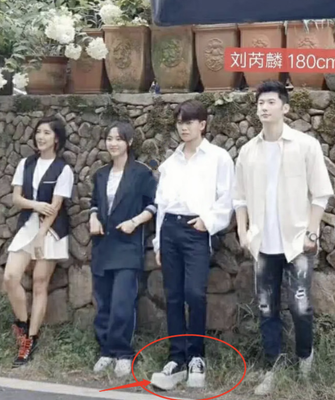 眉毛稀疏、假腹肌、高跟鞋，男星7大作假，男人的虚荣心多可怕