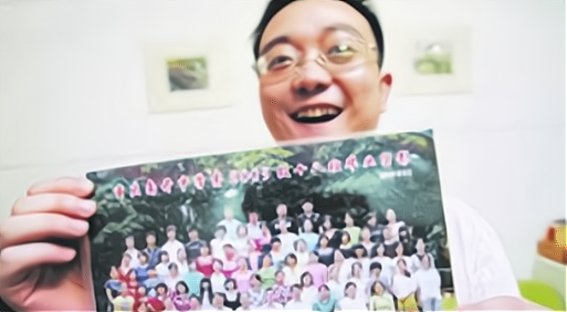 2009年，何川洋裸分全市第一，父亲为加分篡改民族，北大直接拒录